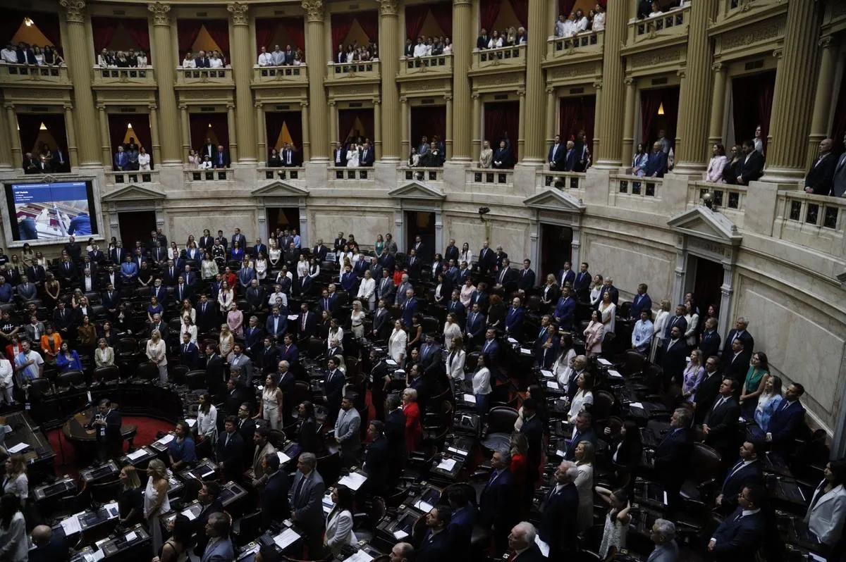 Cruces y micrófonos abiertos: las perlitas de la jura de diputados