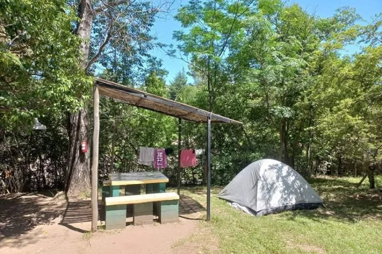 CAMPING EL APEO: 150 METROS DE COSTA SOBRE EL ARROYO CRISTAL
