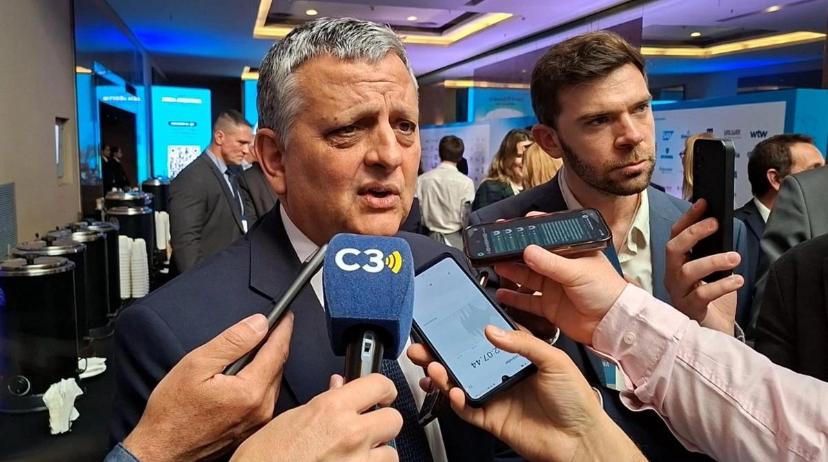 El CEO de YPF insistió en que "no habrá cimbronazos en el precio de la nafta"