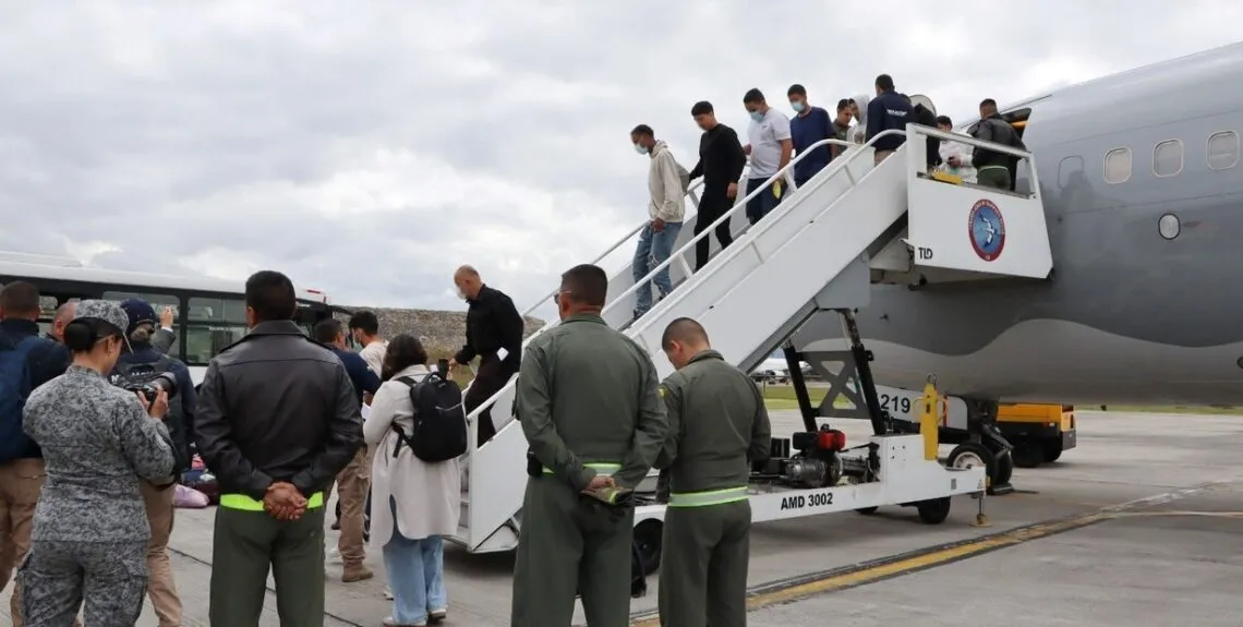 Llega al país el primer vuelo con argentinos deportados desde EE.UU.