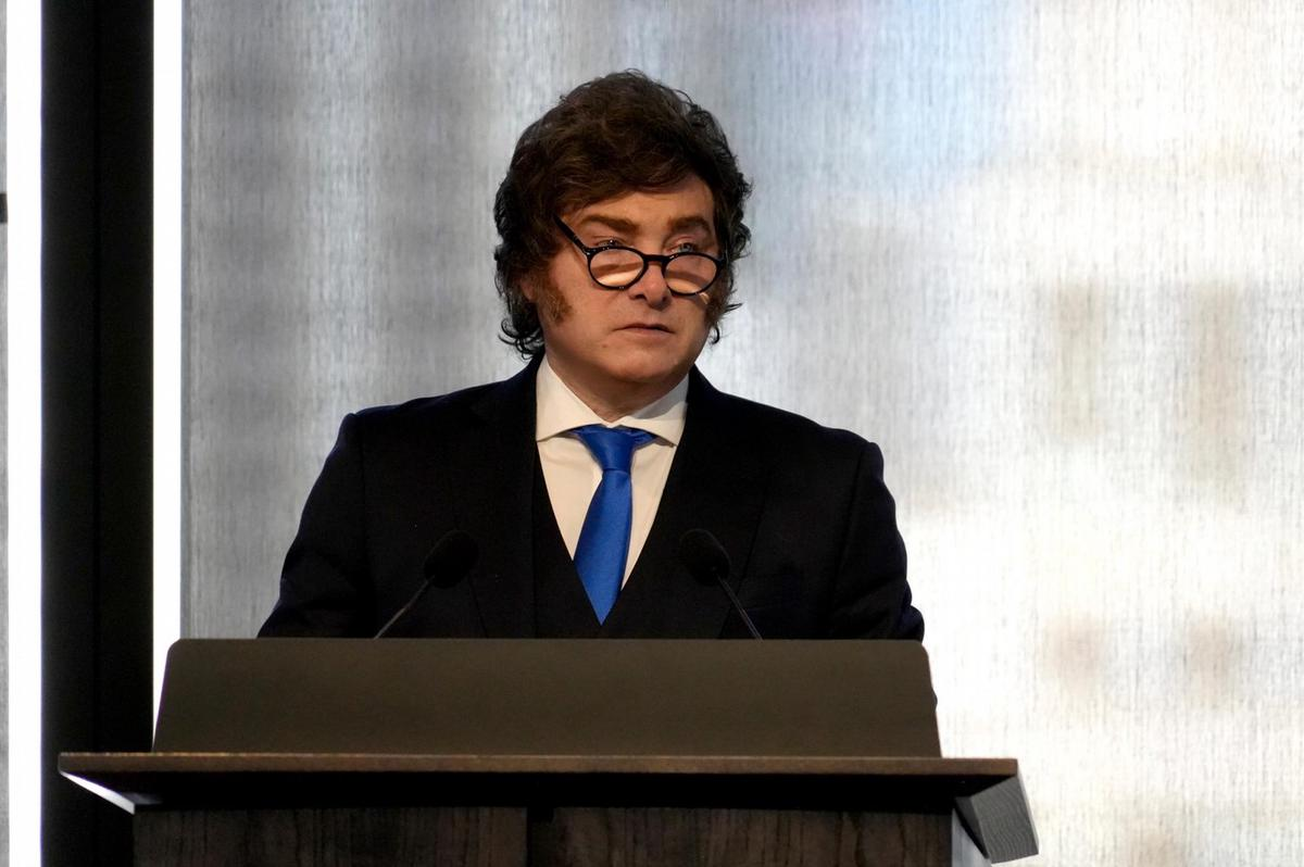 "Te saldrán dólares por las orejas": la promesa de Milei al presidente del BCRA