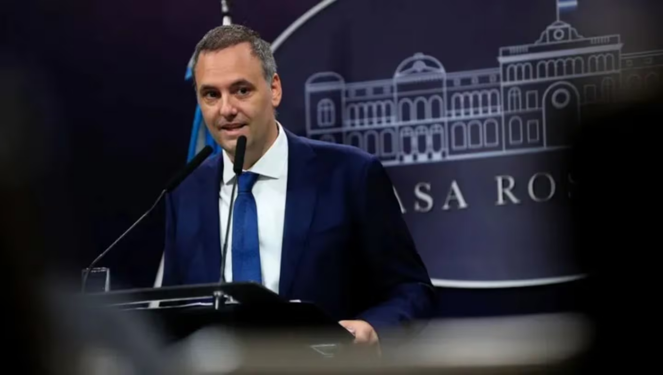 Polémica por el viaje de Adorni con su esposa a Nueva York: la respuesta del jefe de Gabinete