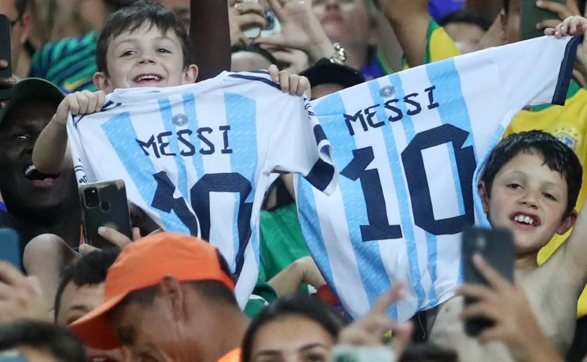 Polémica: prohibieron la camiseta de Messi en las tribunas de Paraguay