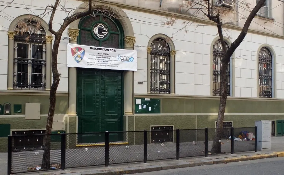 Angustia por un experimento de química que salió mal: cinco estudiantes quemados