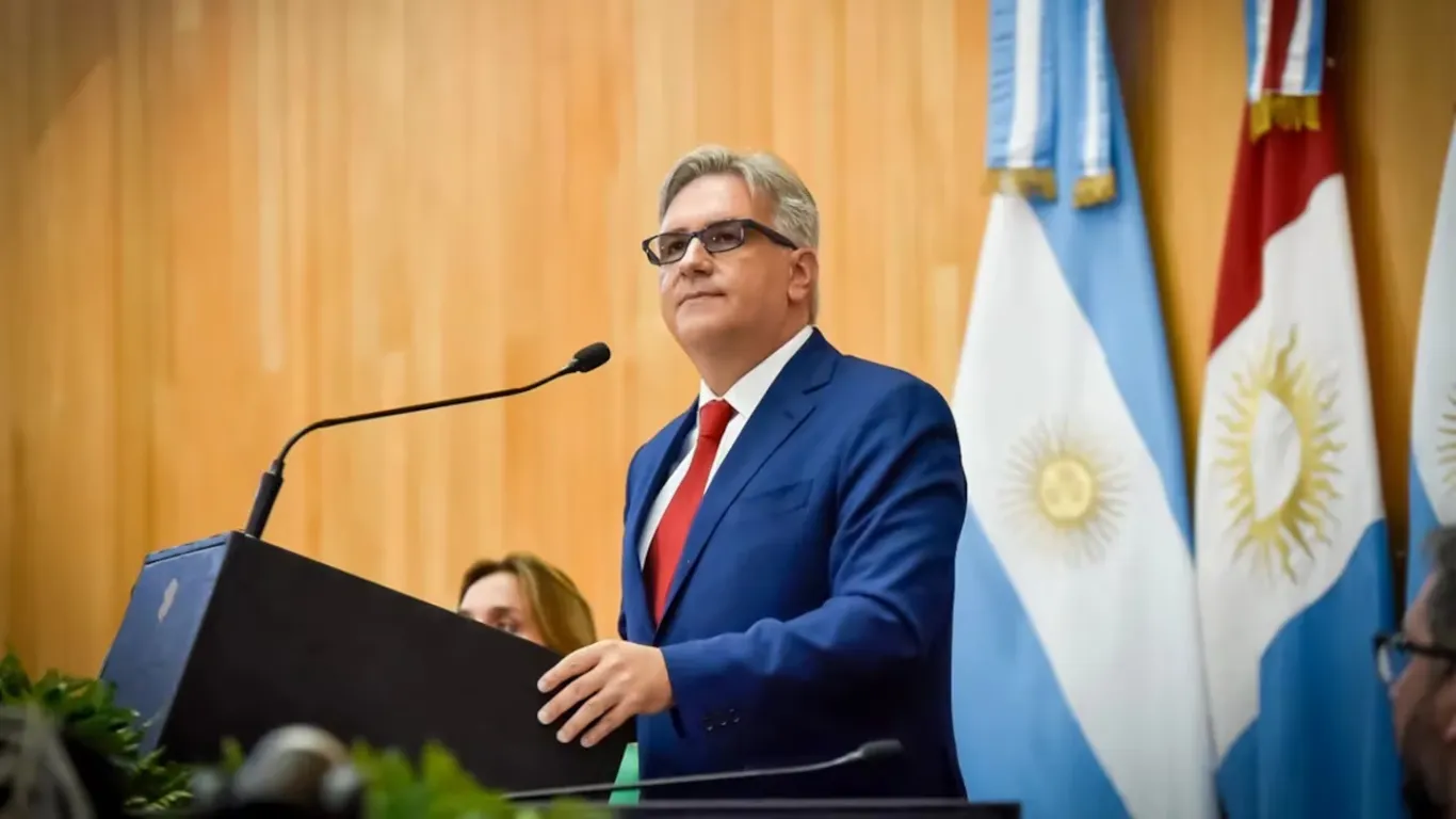 Llaryora anunció un aumento para equipos de Salud: a quiénes alcanza y de cuánto es