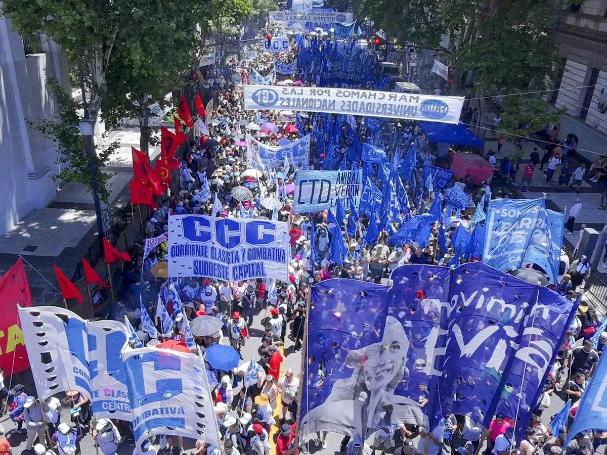 Masiva marcha de la CGT: Si no escuchan, vamos a terminar en un paro nacional
