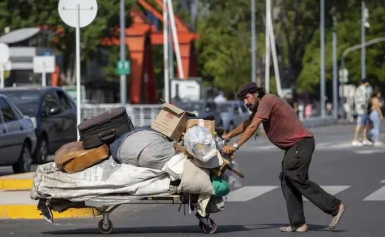 La pobreza cayó al 38.9%, según datos del Observatorio de la UCA