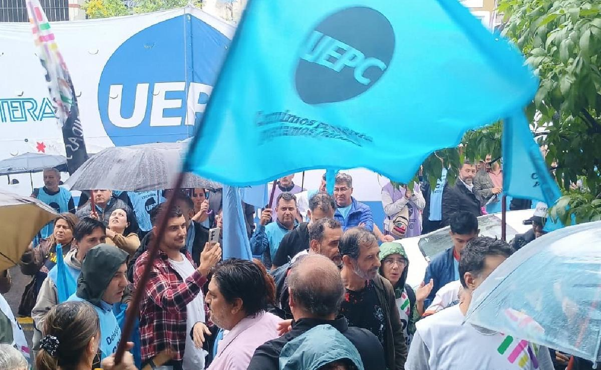 UEPC aceptó la oferta salarial del Gobierno tras una jornada de extrema tensión