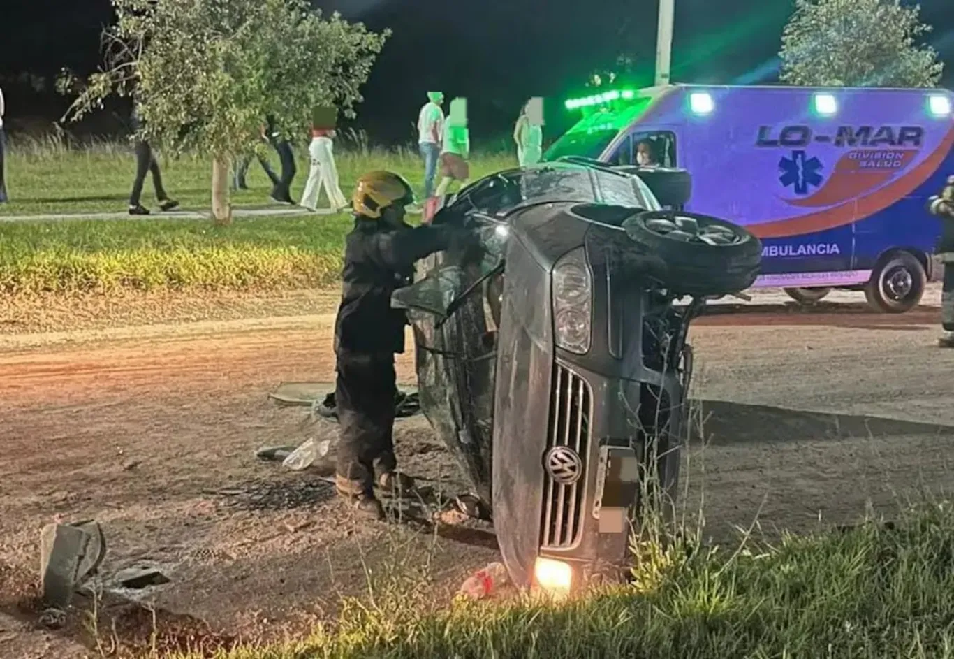 Ocho menores heridos tras el vuelco de un auto en Villa Zoila: investigan si evitaban un control