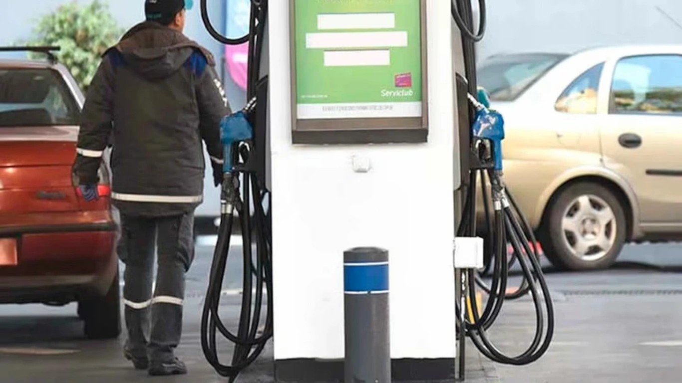 El litro de nafta súper ya cuesta más de 2 mil pesos en Córdoba: cuánto subió en marzo