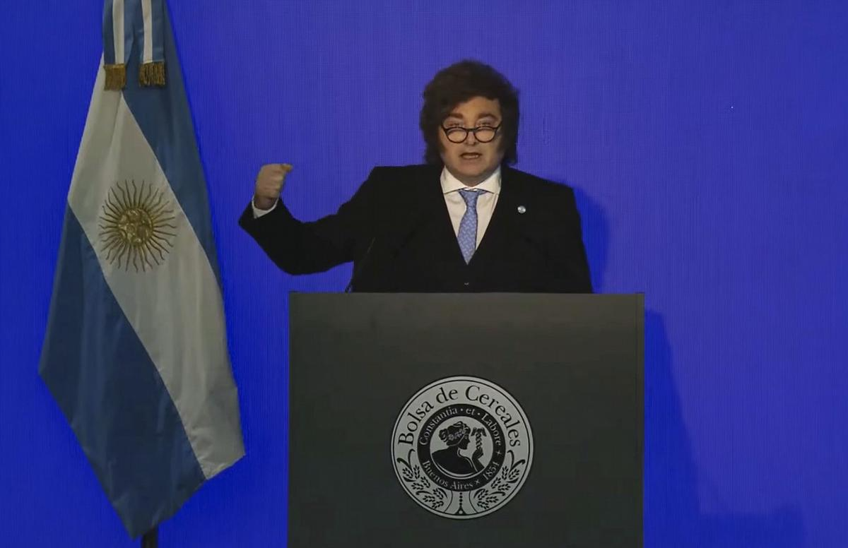 Milei anunció una baja gradual de retenciones al trigo, la cebada y la soja