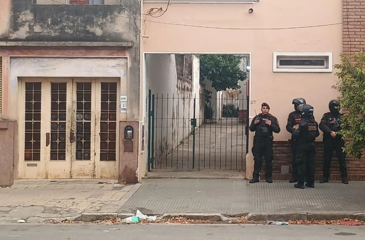 Allanan la casa del único detenido por la desaparición de Agostina en Córdoba