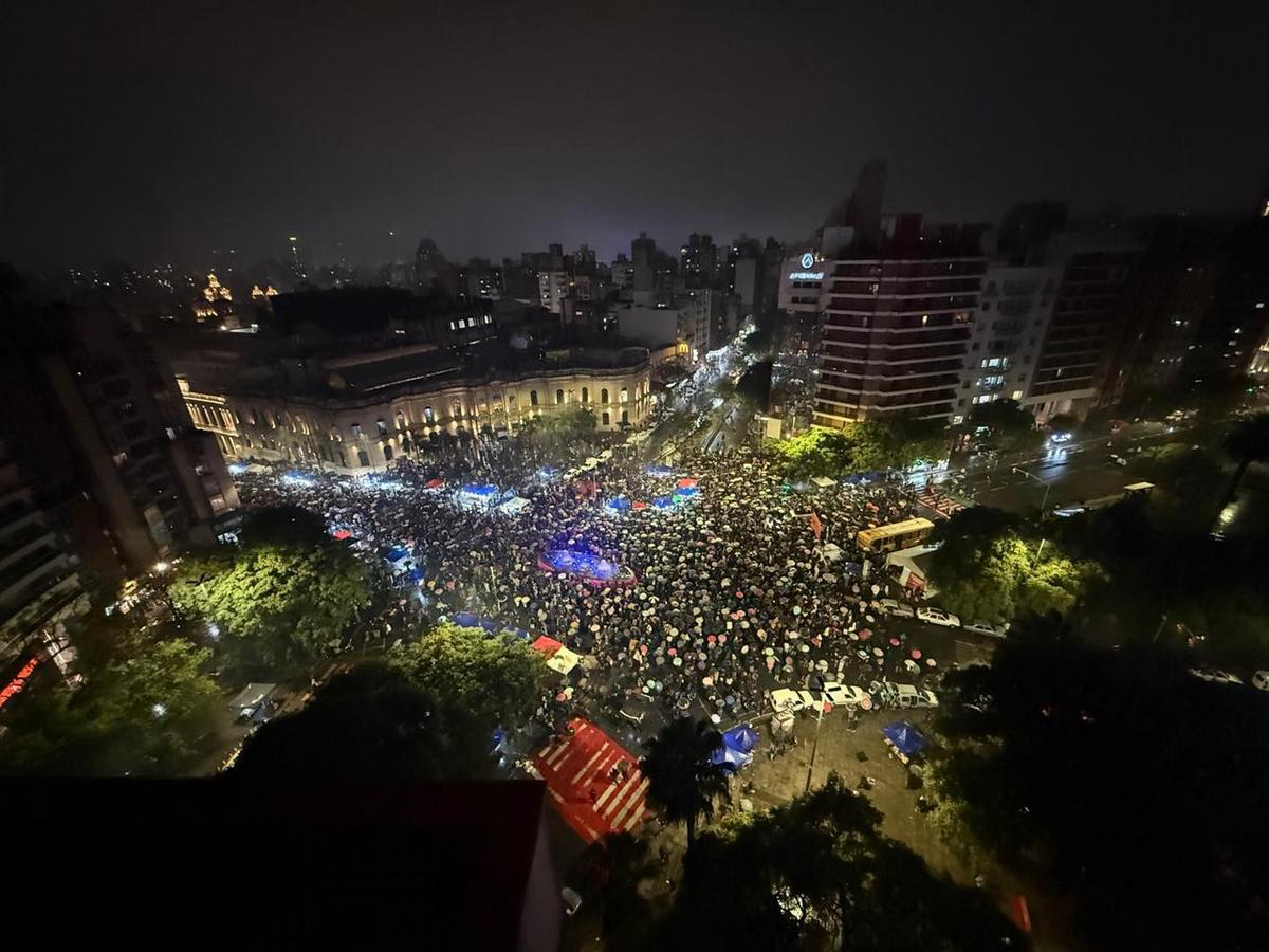 Marcha Ni Una Menos en Córdoba: una multitud acompañó a los abuelos de Agostina