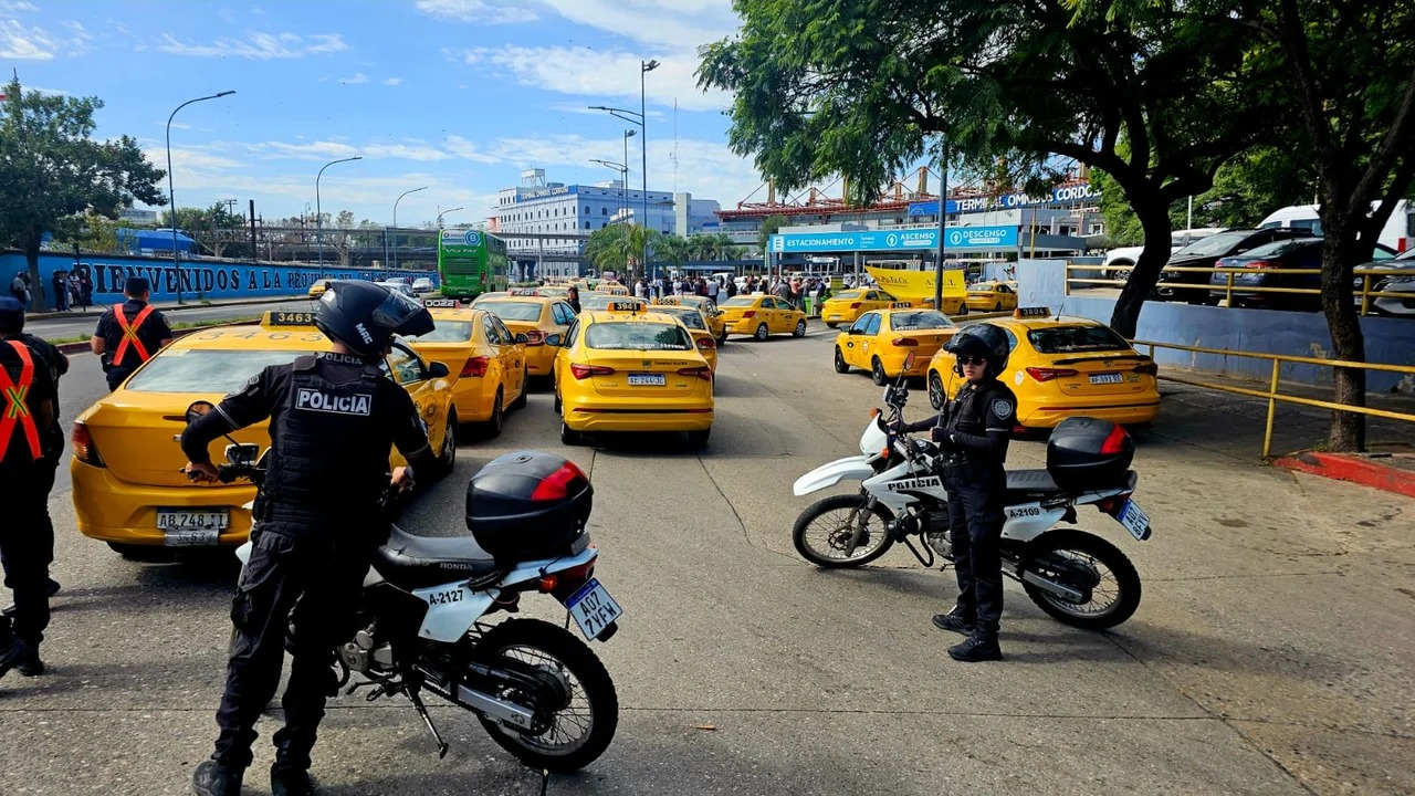 Taxistas advierten sobre el crecimiento del transporte ilegal y reclaman bloquear aplicaciones