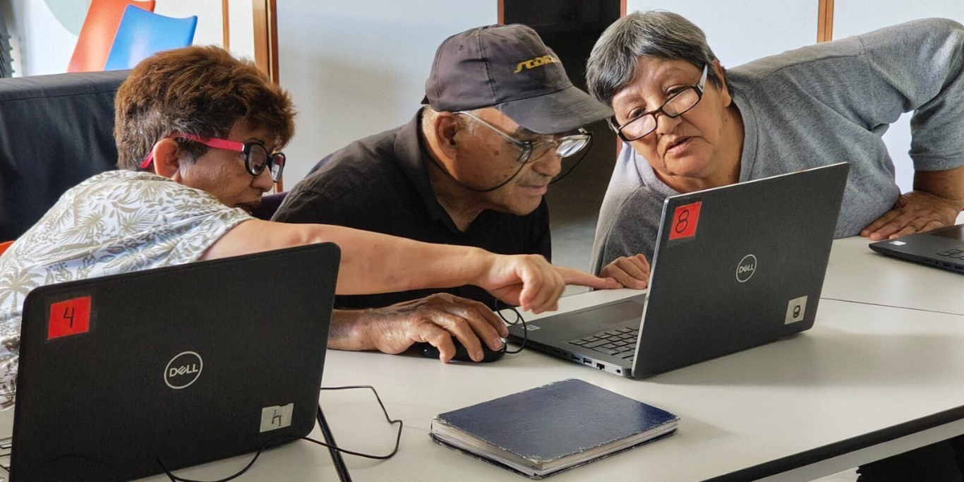 Córdoba lanzó talleres gratuitos de ciudadanía digital para que adultos mayores ganen autonomía