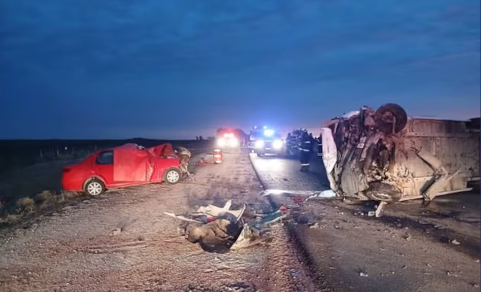 Tragedia cerca de La Carlota: dos muertos tras chocar un auto con una combi de fútbol infantil