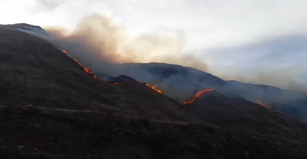 Incendio sin control en La Rioja: ya consumió 890 hectáreas y amenaza viviendas