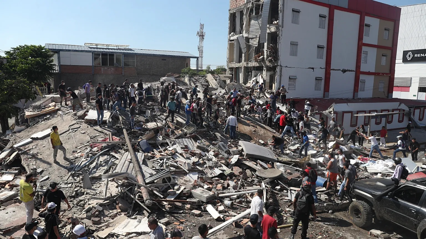 Colombia sigue en emergencia tras el terremoto: rescatan sobrevivientes entre los escombros