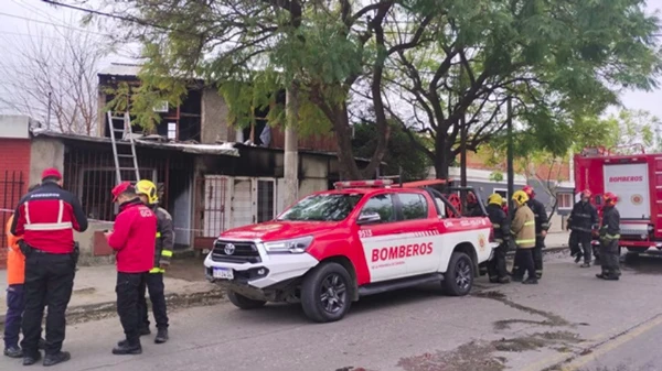 Incendio de gran magnitud en una vivienda: un hombre sufrió quemaduras en una mano