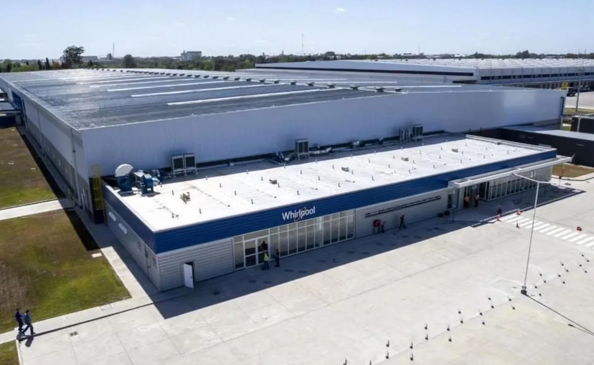 Whirlpool cerró su planta y despidió a 220 trabajadores por la caída del consumo