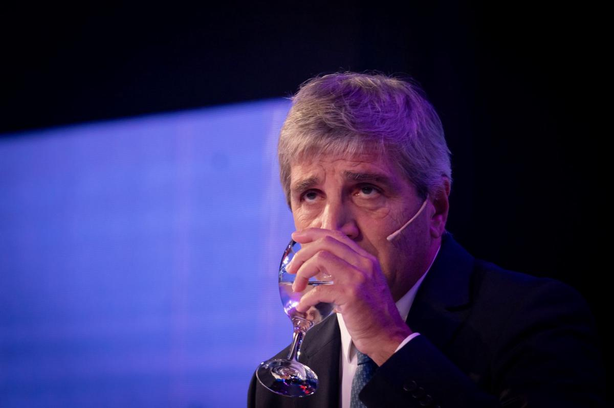 Caputo sale a captar 900 millones de dólares para el pago de la deuda