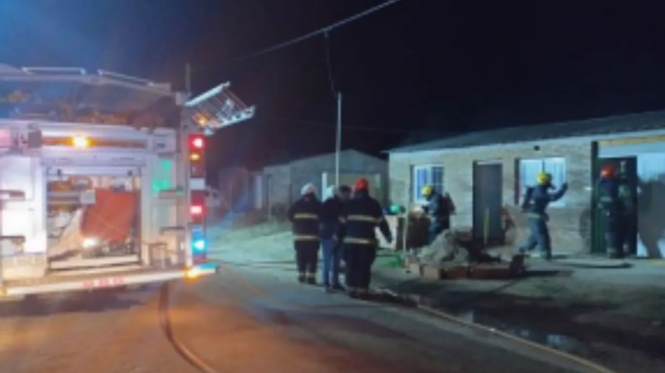 Incendio en Monte Grande: tres personas afectadas por inhalación de humo