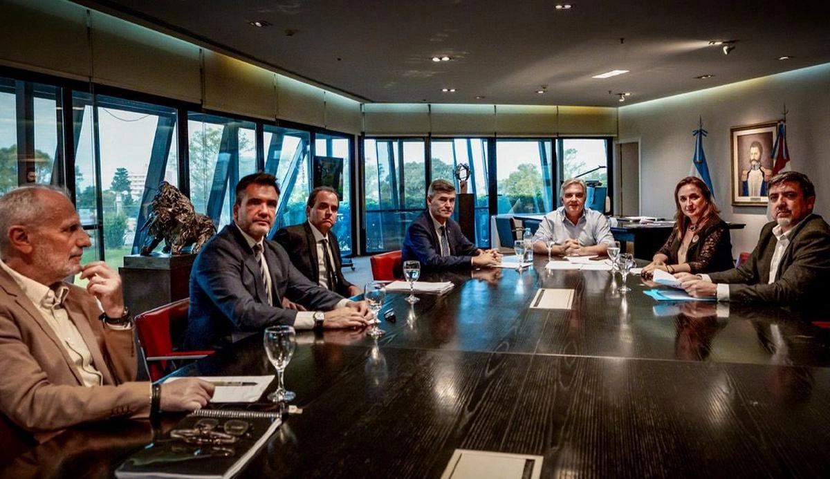 Llaryora busca prohibir naranjitas ilegales y limpiavidrios en toda la provincia